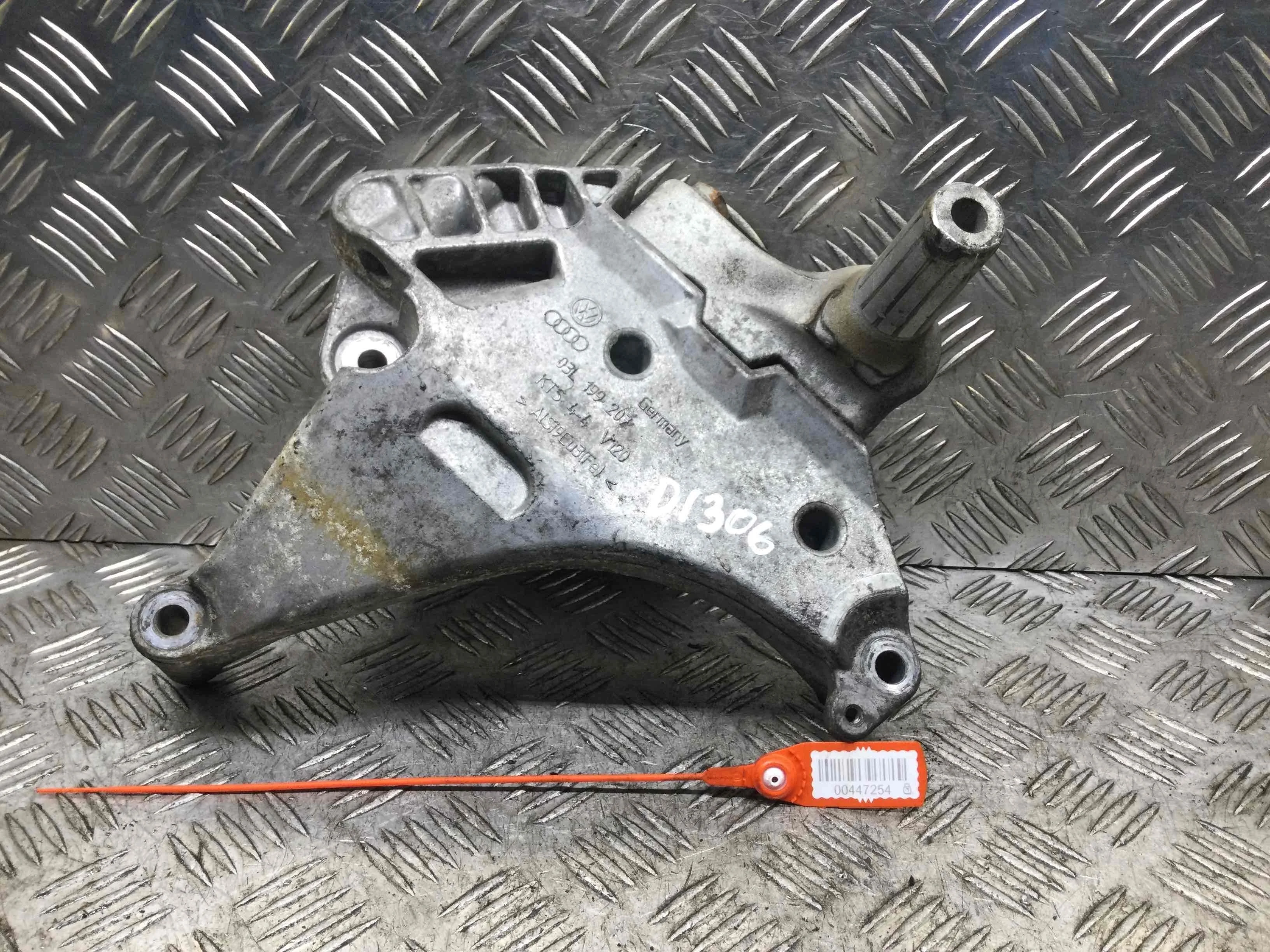 Кронштейн двигателя Volkswagen Golf 6 поколение (2008-2015) дизель 2.0 TDI DSG Универсал