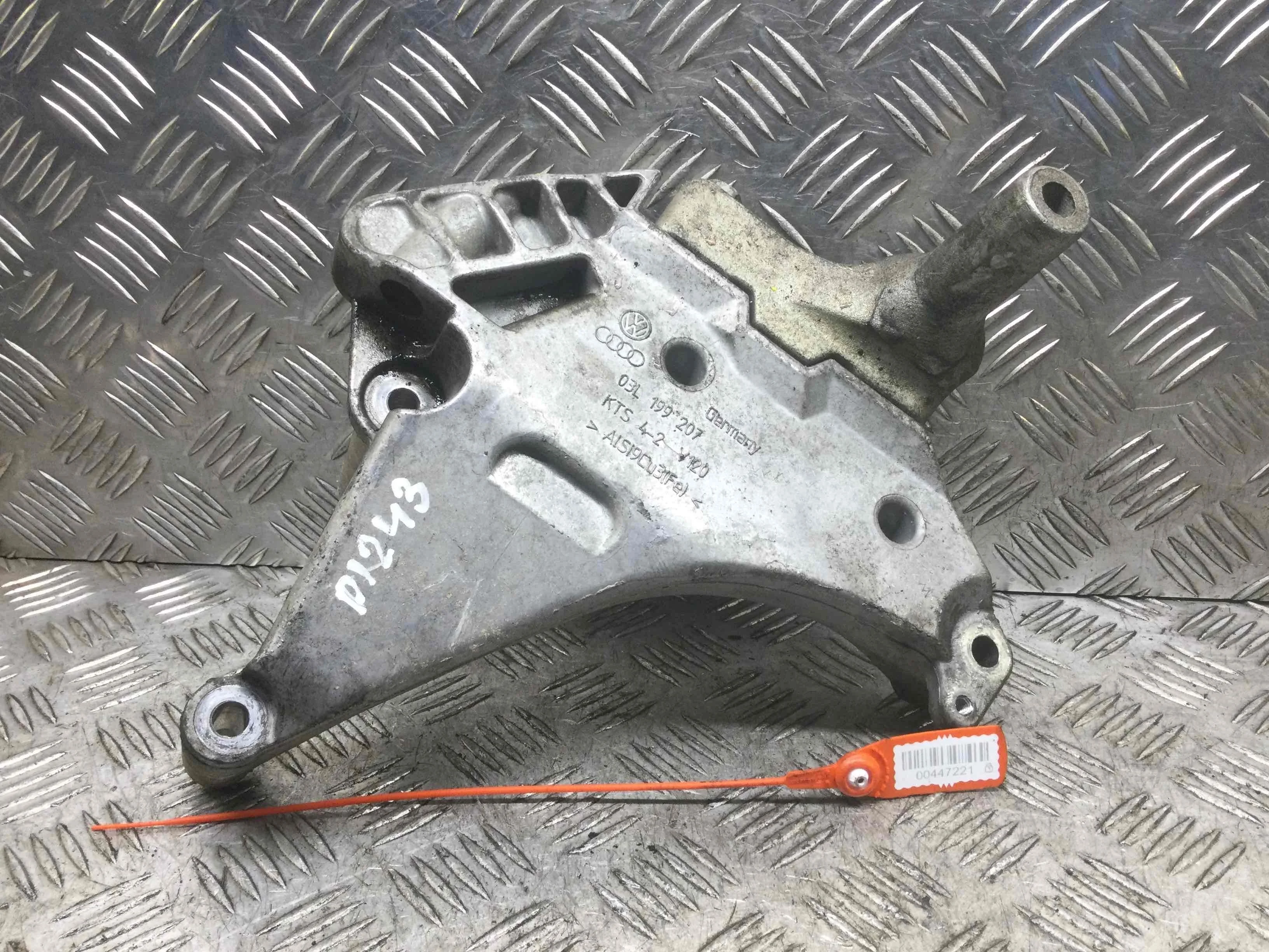 Кронштейн двигателя Volkswagen Passat B6 (2005-2010) дизель 2.0 TDI Механика Универсал