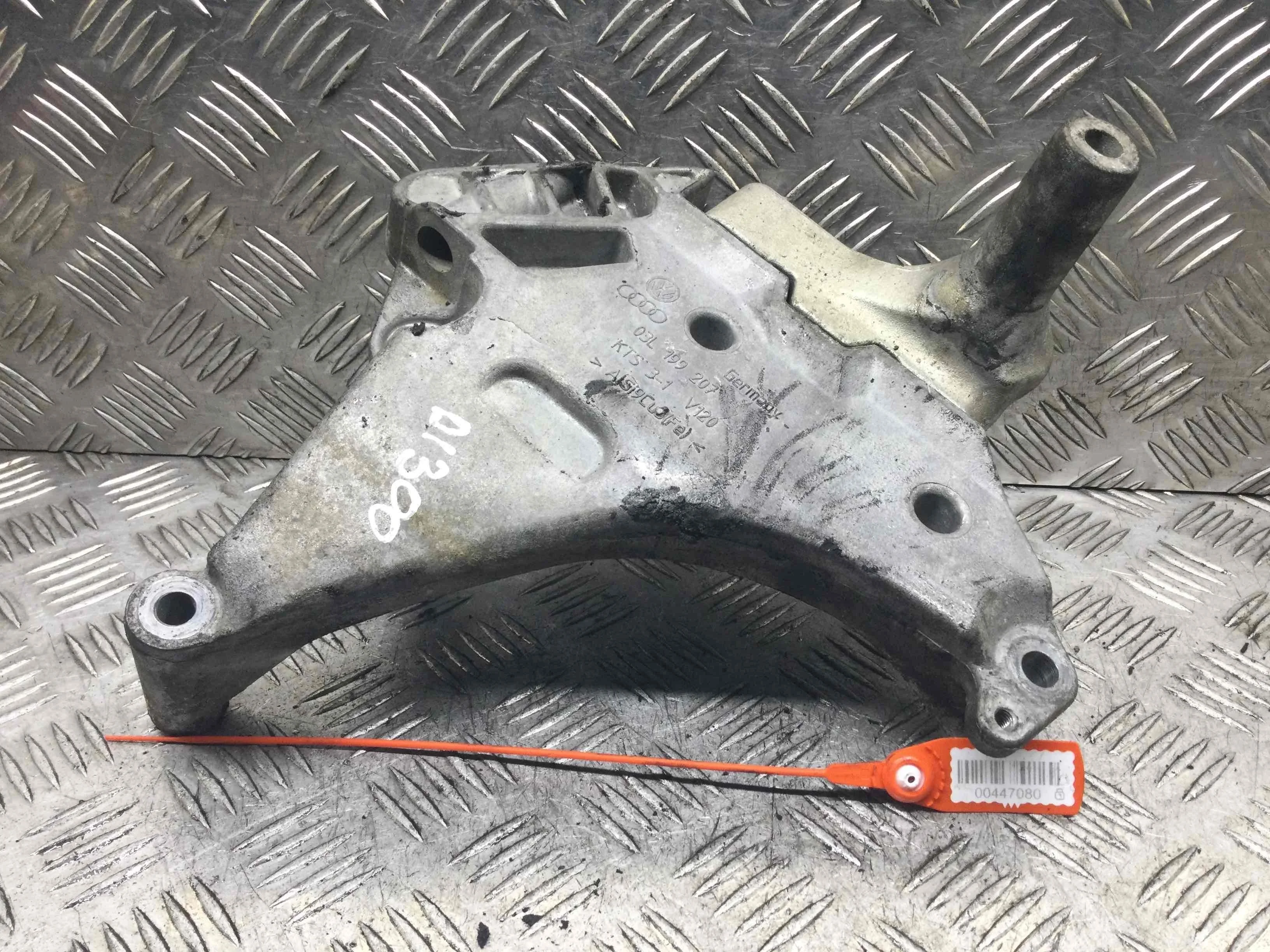 Кронштейн двигателя Volkswagen Passat B6 (2005-2010) дизель 2.0 TDI Механика Универсал