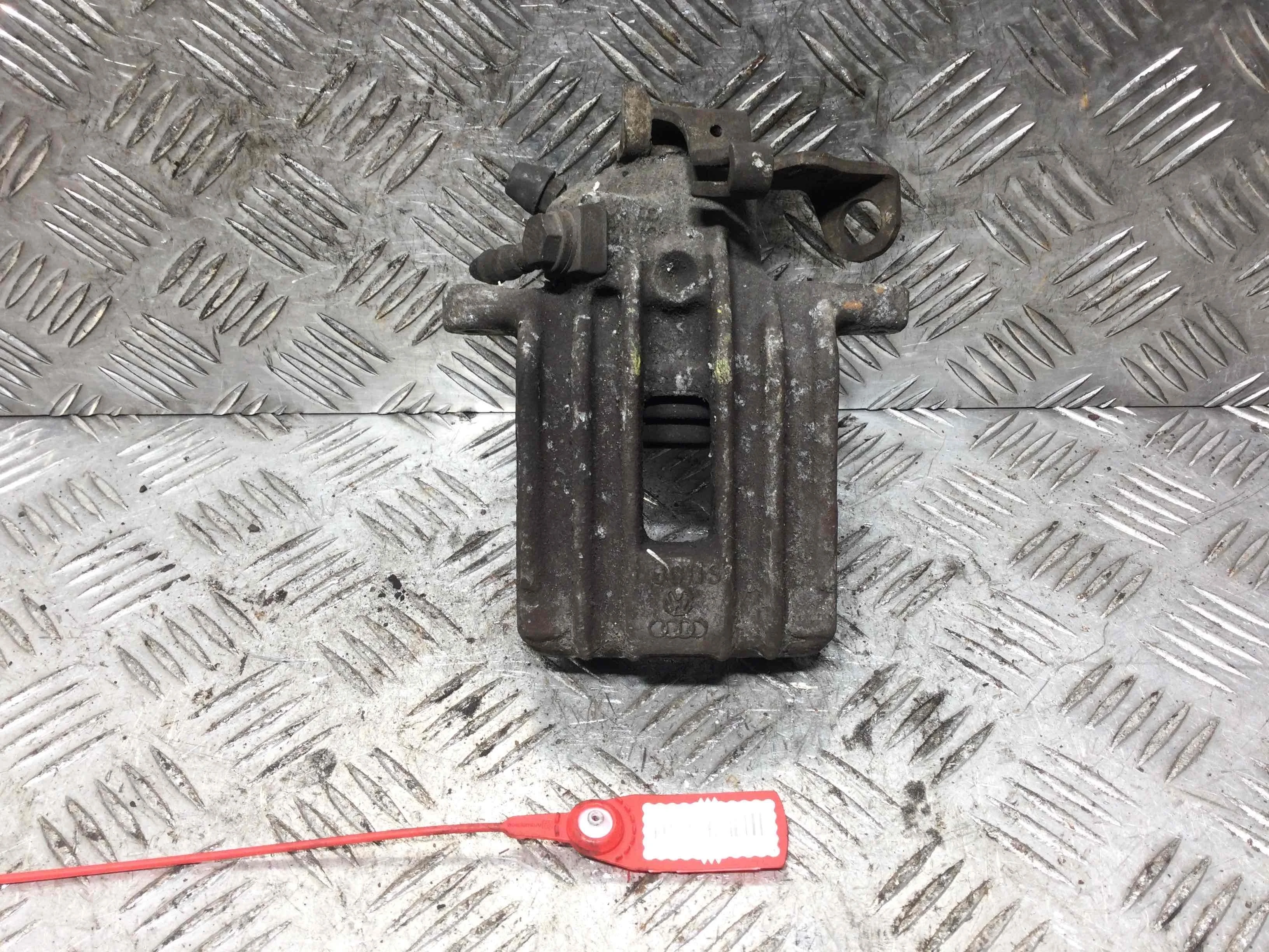 Суппорт задний левый Volkswagen Golf 4 поколение (1997-2004) бензин 1.6 i Механика Х/б