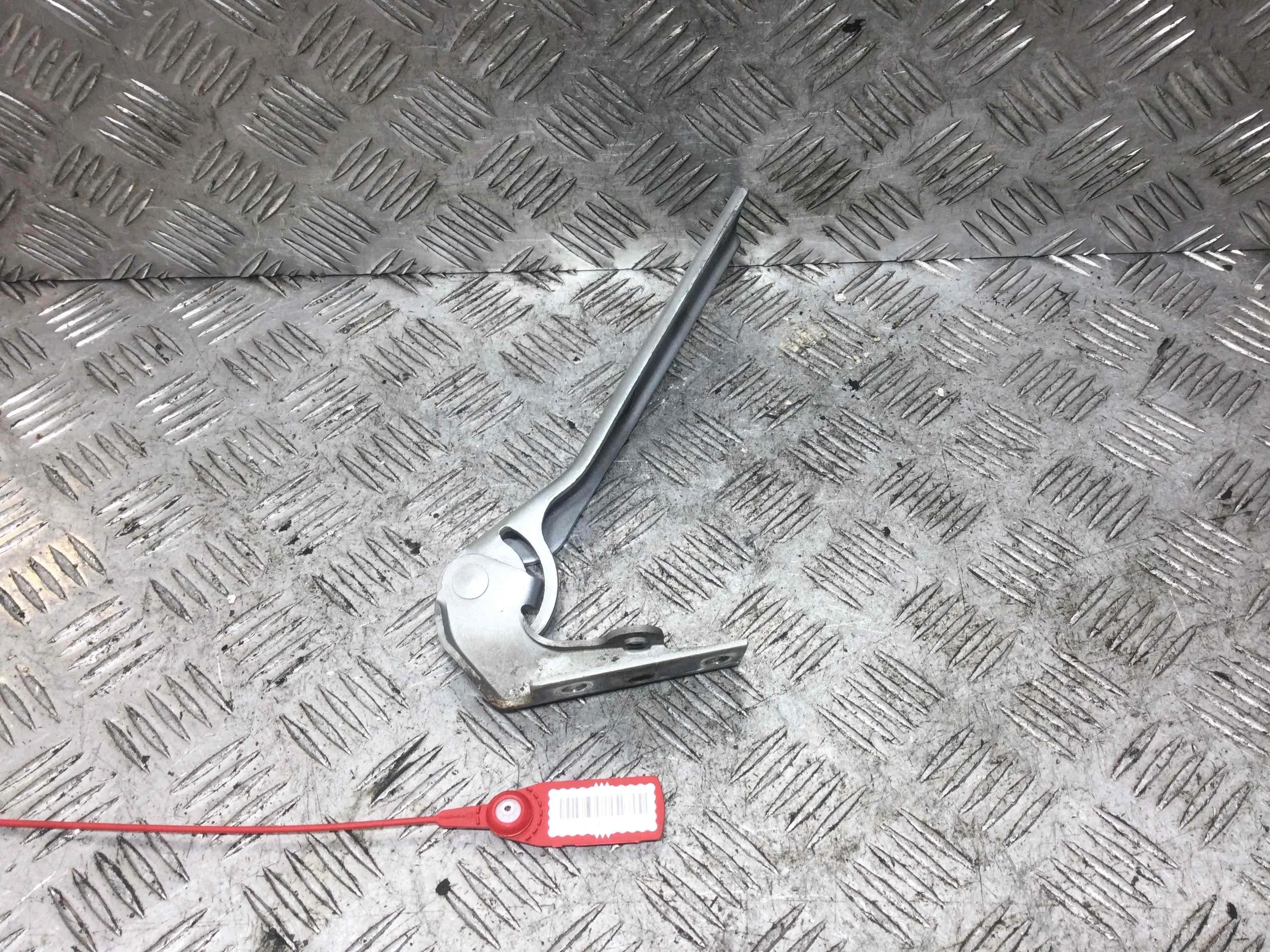 Петля капота правая Audi A6 C5/4B (1997-2004) дизель 2.5 TDI Автомат Универсал