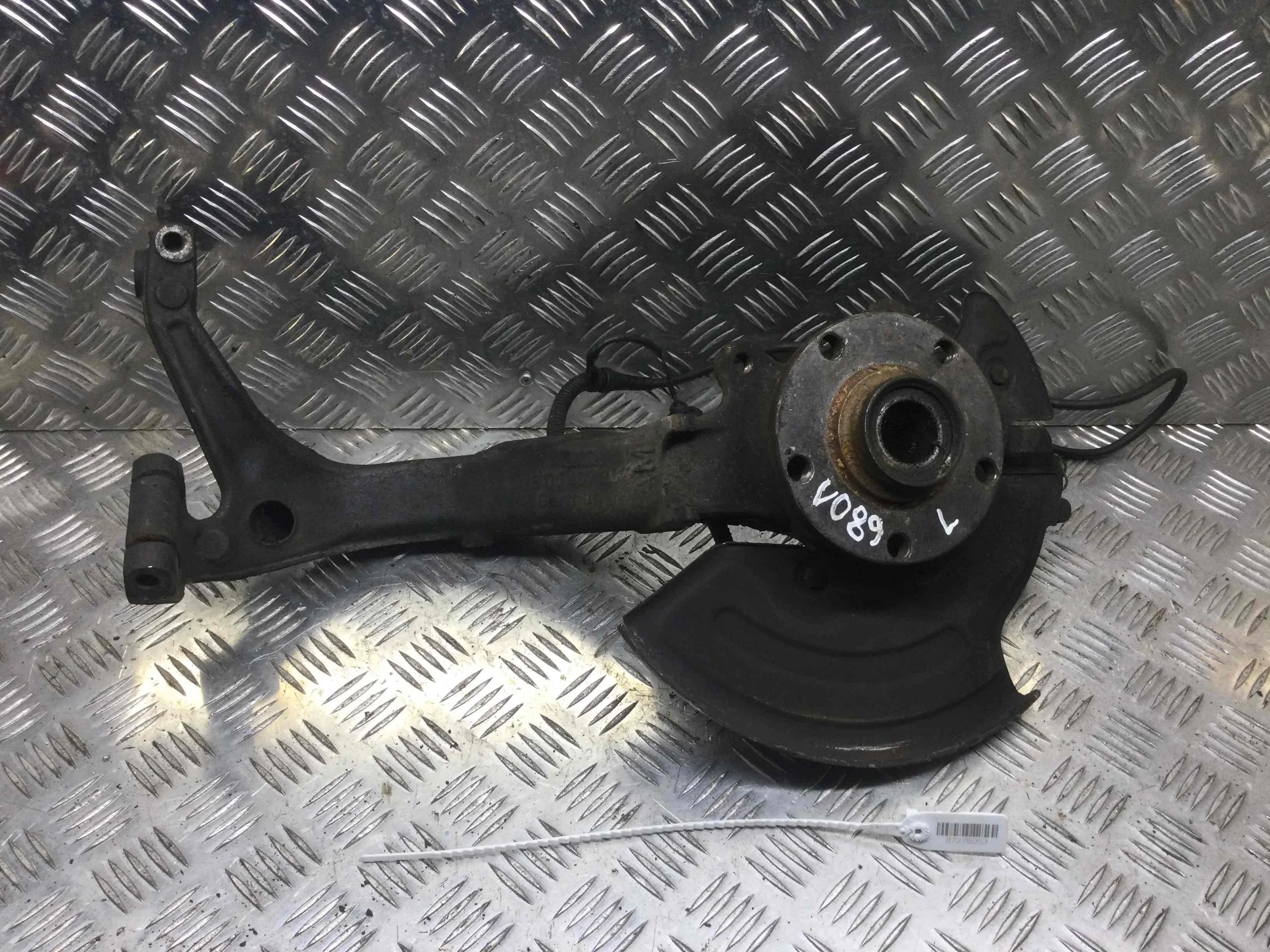 Ступица передняя левая Audi A6 C5/4B (1997-2004) дизель 2.5 TDI Автомат Седан