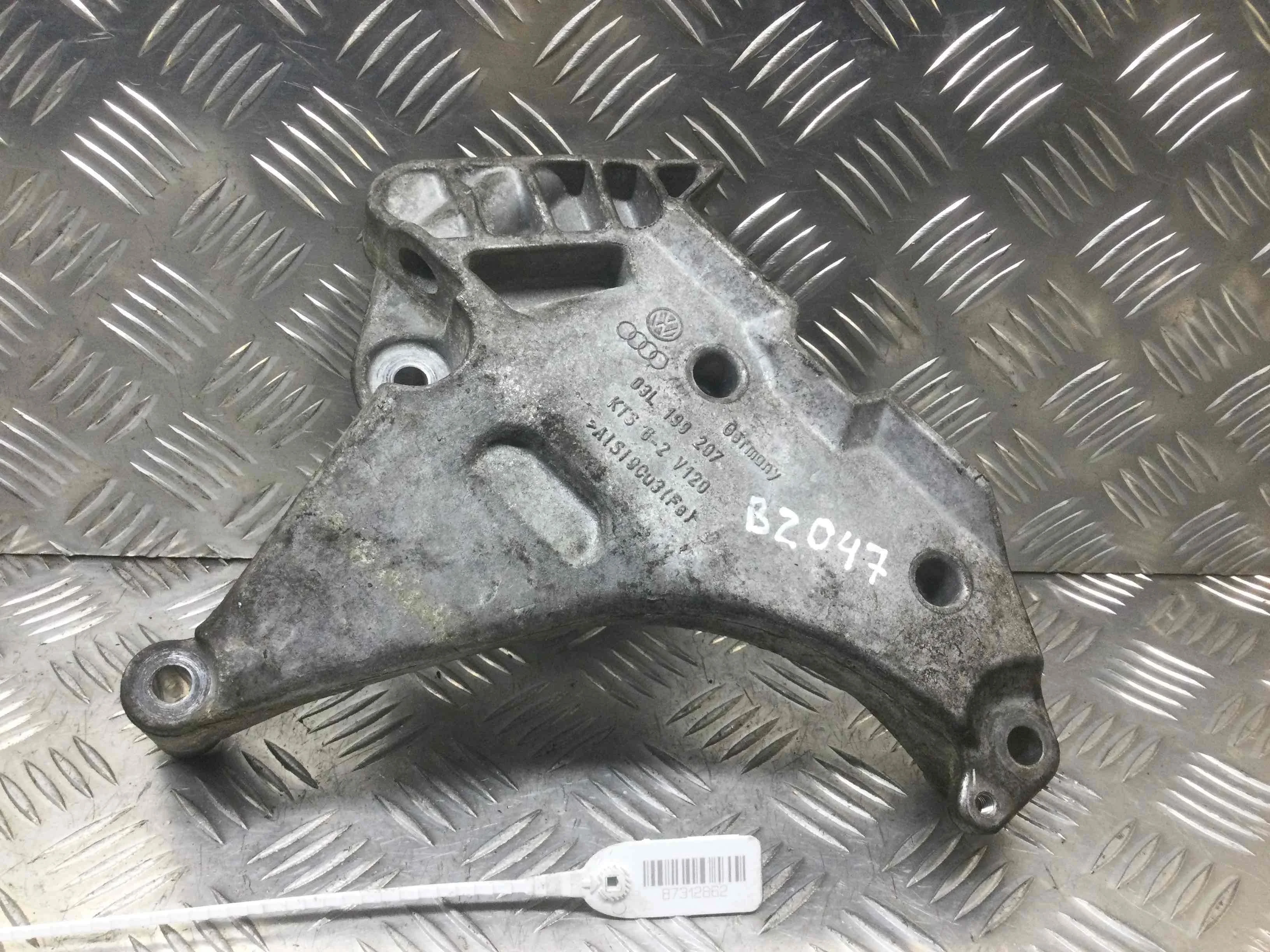 Кронштейн двигателя Volkswagen Golf 5 поколение (2004-2009) дизель 1.6 TDI Механика Х/б