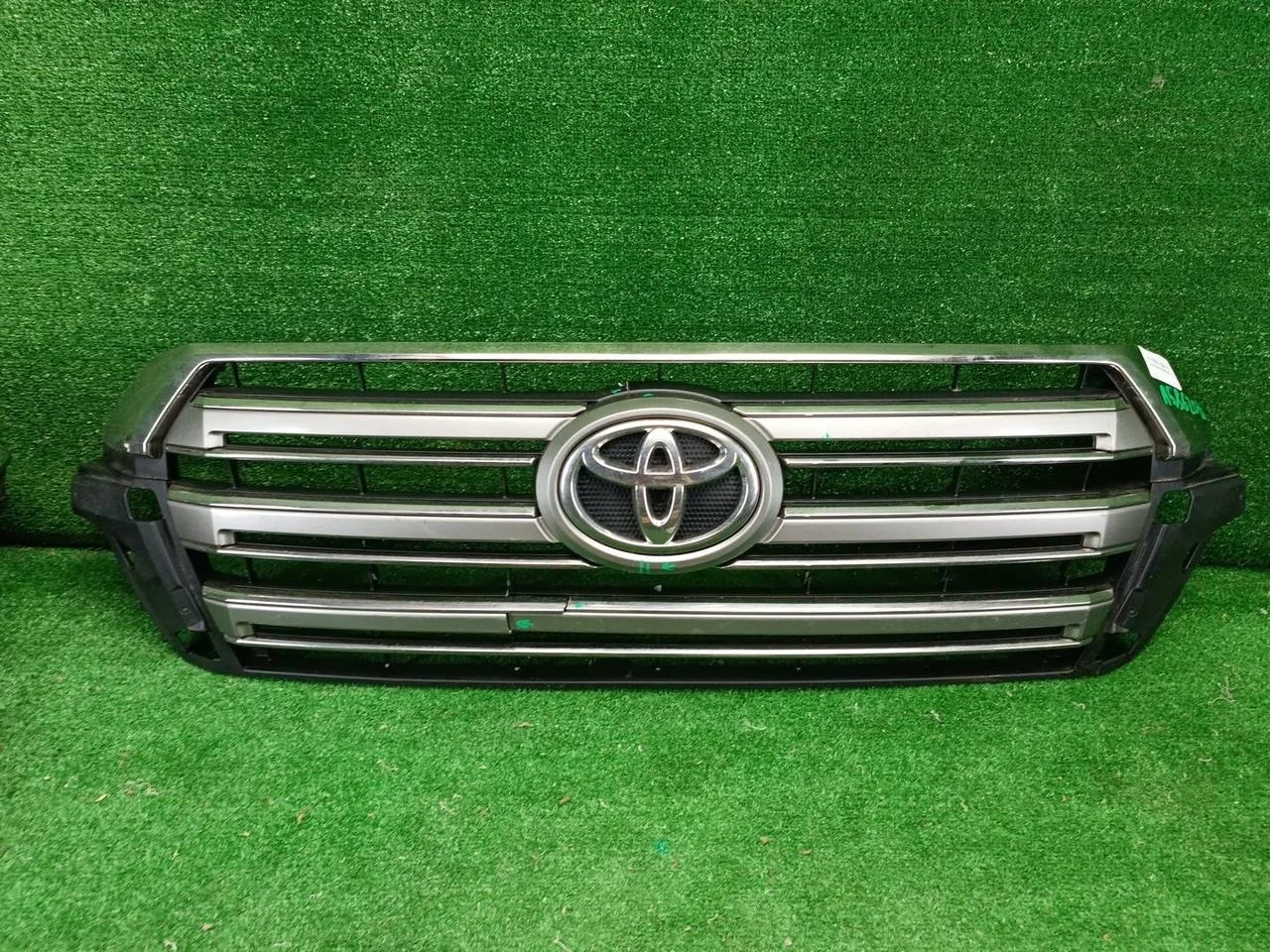 Решетка радиатора Toyota Land Cruiser 200 (2015-2021)