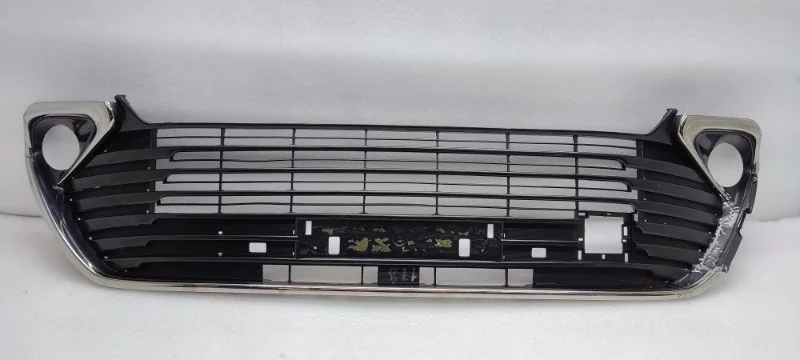 Решетка бампера центральная Toyota Camry 2014-2018 XV55