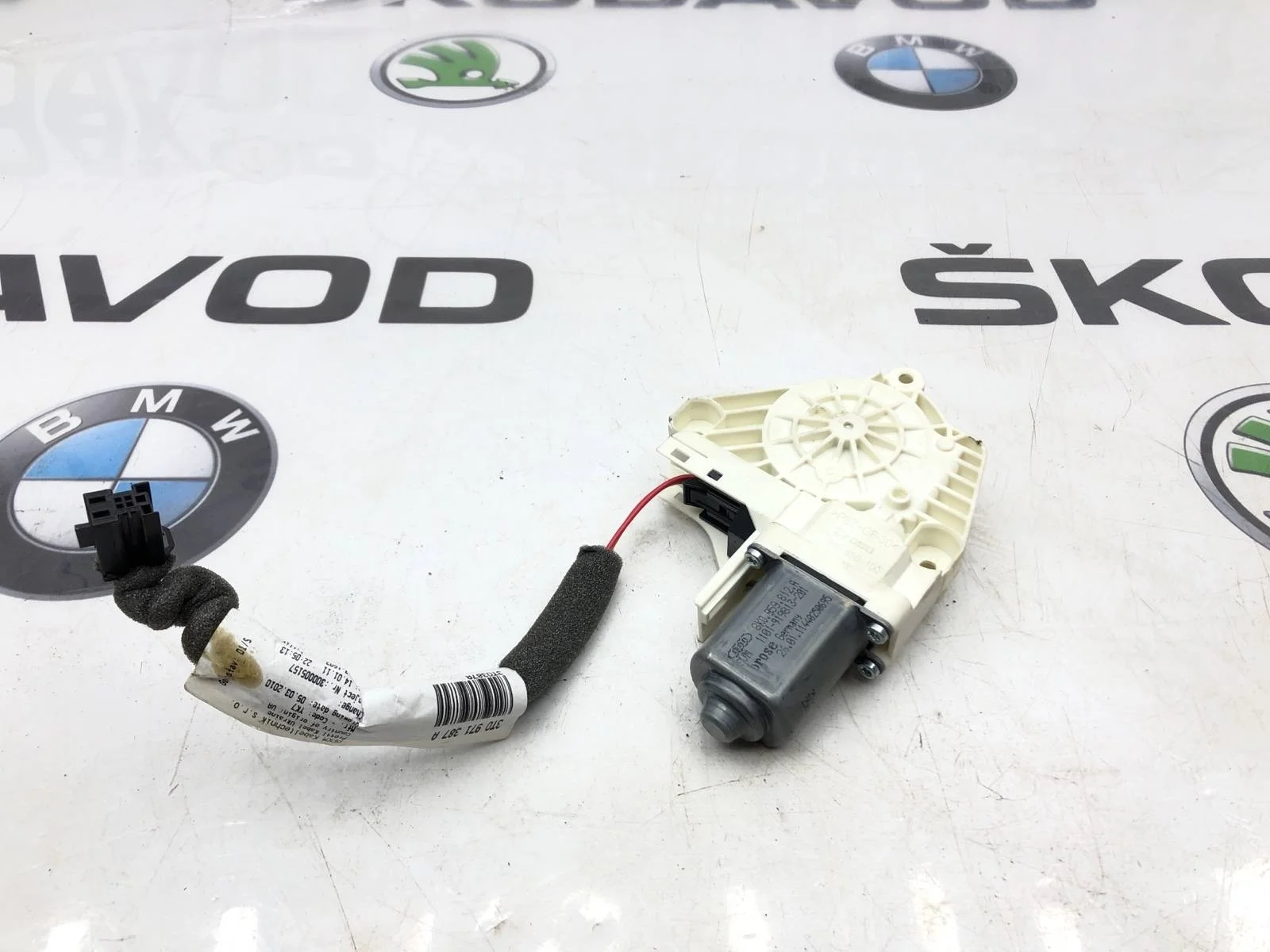 Мотор стеклоподъемника Skoda Superb 2011 8K0959812A 2 ДОРЕСТАЙЛИНГ (3T) 1.8 CDAB, задний правый