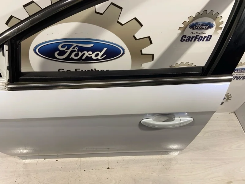 Уплотнитель стекла наружный передний левый Ford