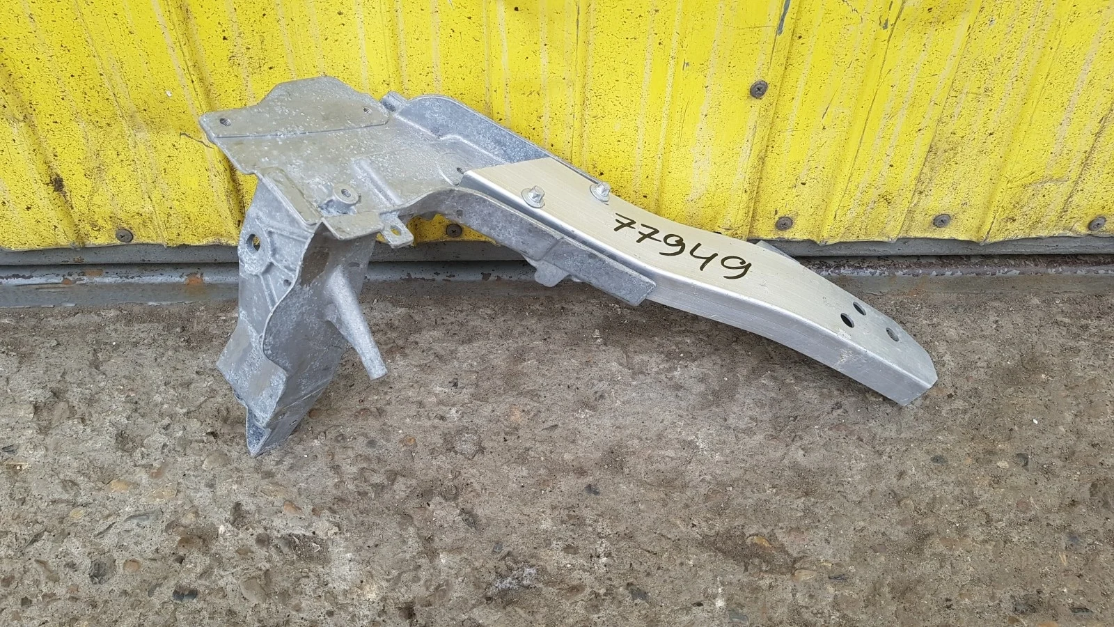 кронштейн передний правый Mercedes Benz GLC 1, X253 253 253.915 Передний Правый  a2536210700 2014-2024 (контрактная запчасть)