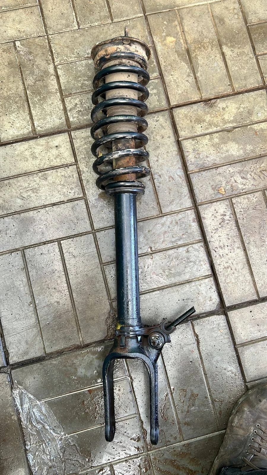 Амортизатор передний левый Mercedes W164 M-class