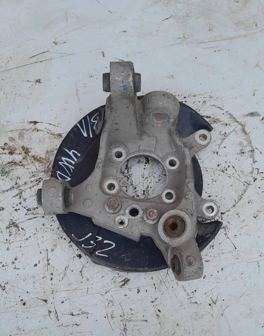 Кулак поворотный задний левый Nissan Teana J32