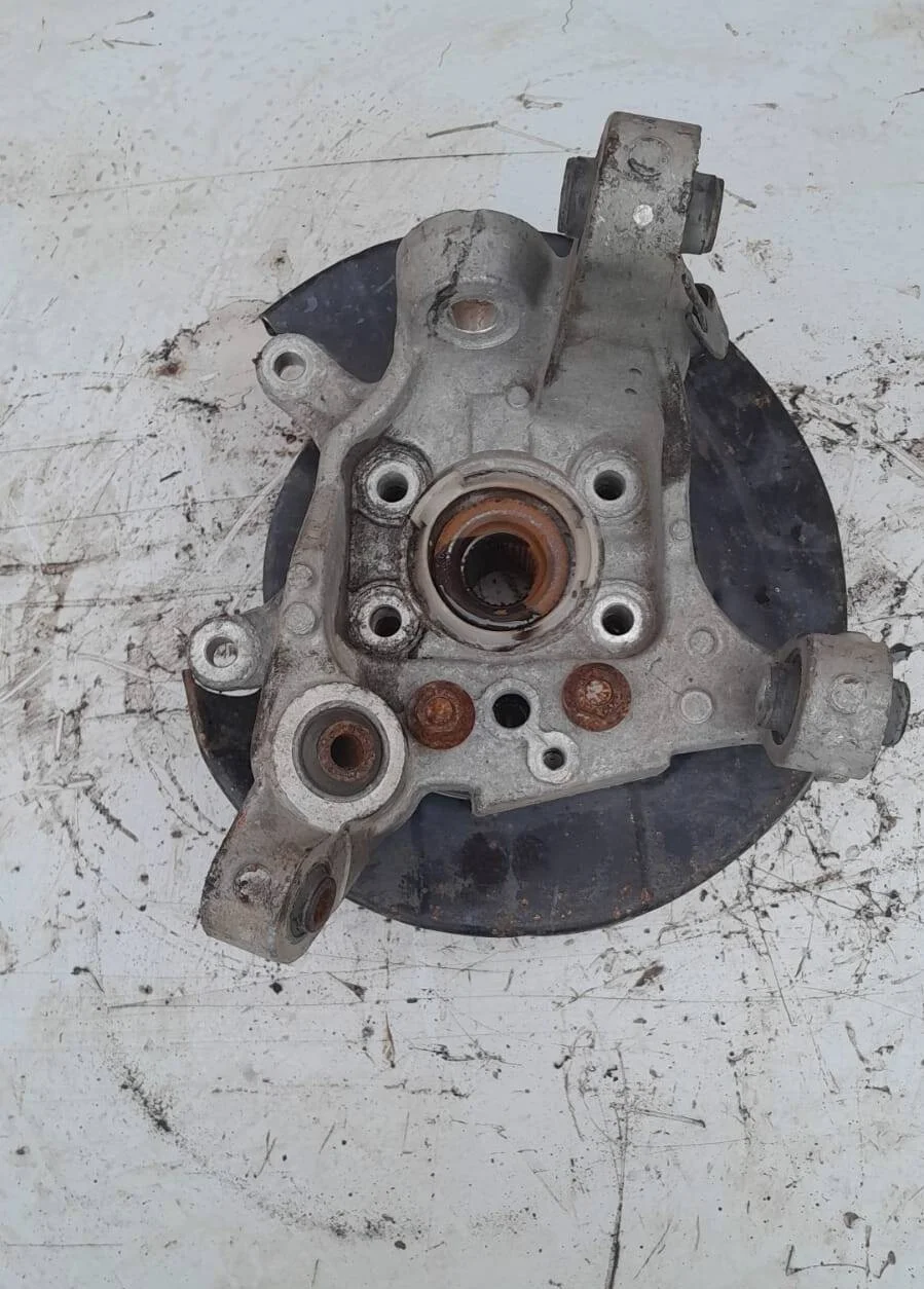 Кулак поворотный задний правый Nissan Teana J32