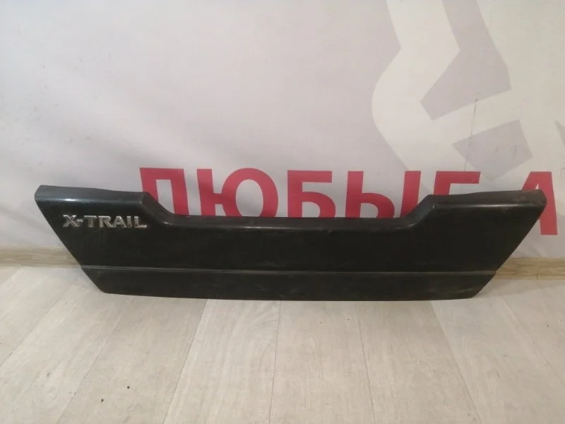 Накладка двери багажника задняя Nissan X-Trail T31