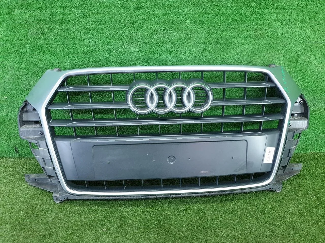 Решетка радиатора Audi Q3 1 8u (2014-2018)