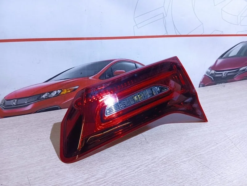 Фонарь в крышку багажника правый Acura Mdx 3 YD4