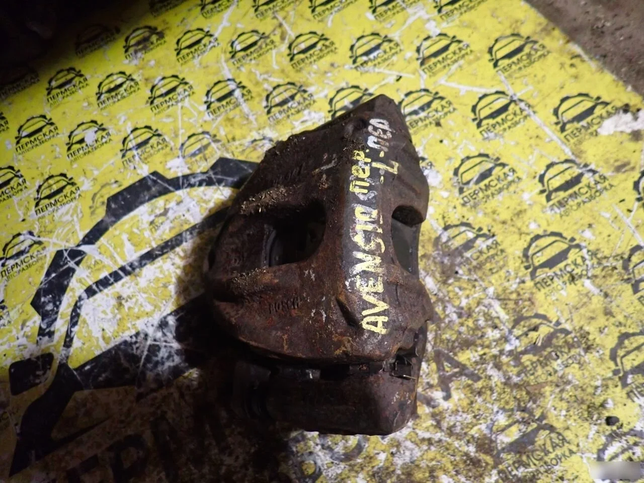 Суппорт тормозной передний левый Toyota Avensis 2