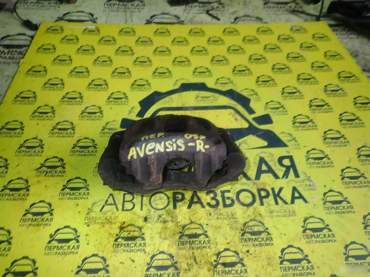 Суппорт передний правый Toyota Avensis 2