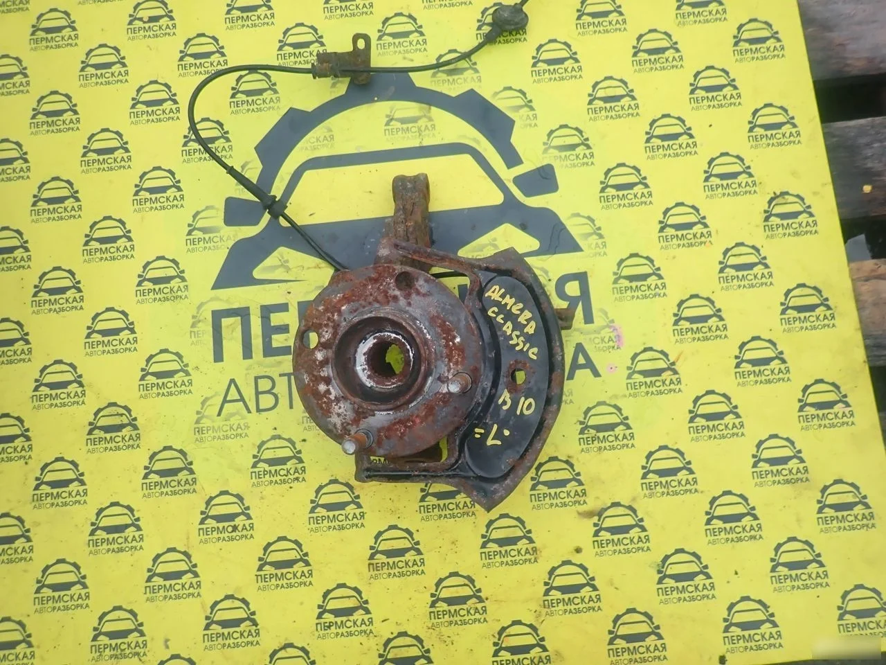 Кулак поворотный передний левый Nissan Almera B10