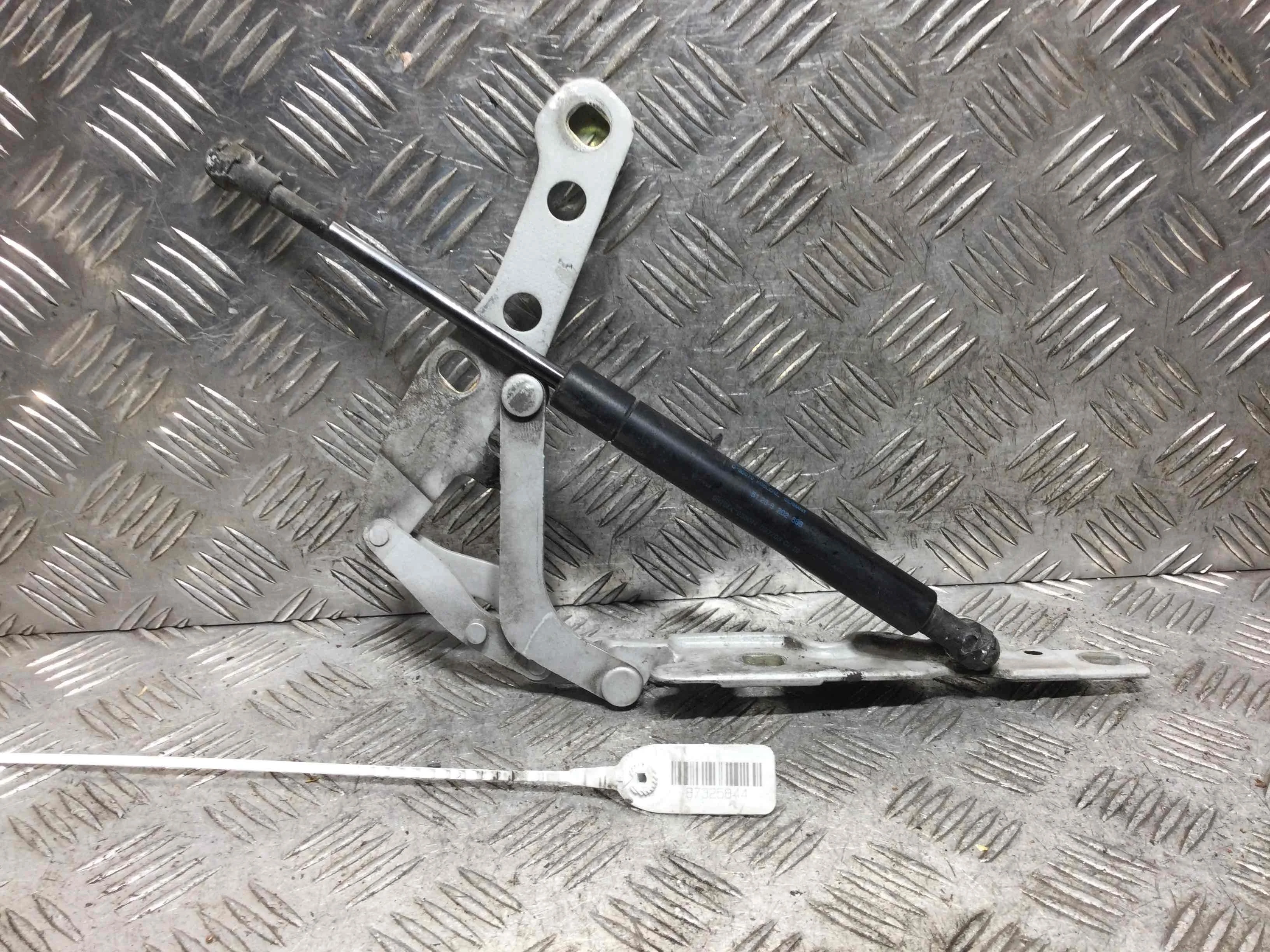 Петля капота правая BMW 3-Series 3-Series E46 1998 - 2006 дизель 2.0 D Автомат