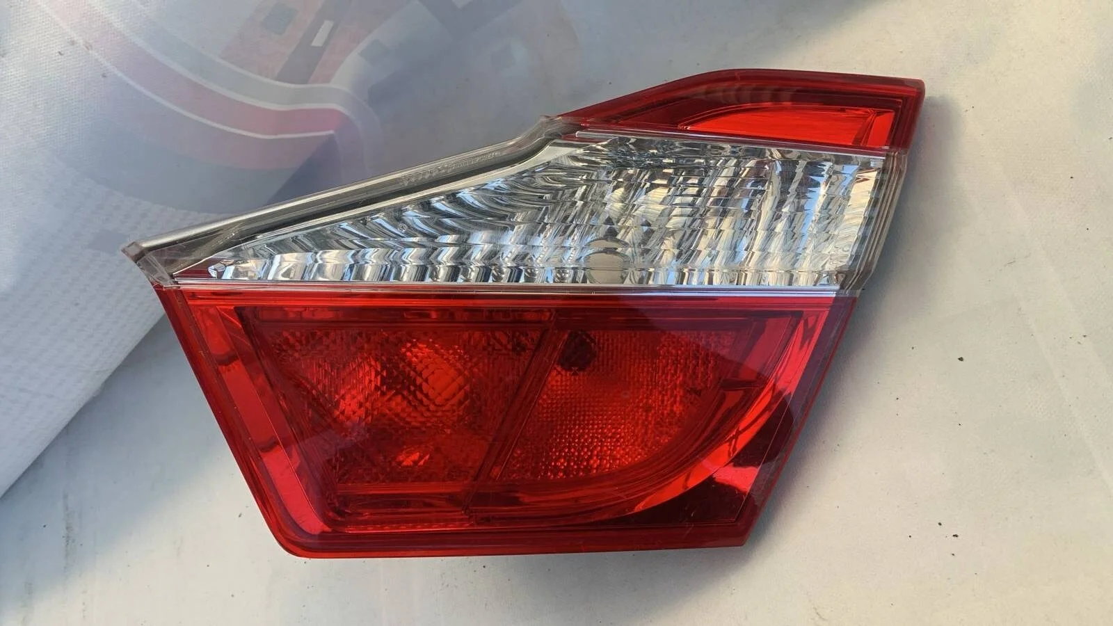 Фонарь крышки багажника правый Toyota Camry XV50