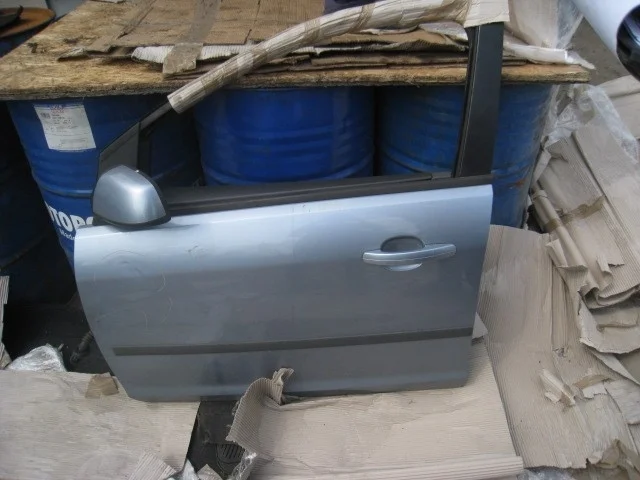 Дверь передняя левая Форд Фокус 2 кузов до 2008 года 1505704 в сборе, - БУ Голубая царапина