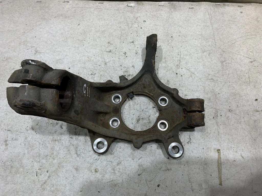 Кулак передний правый Nissan Qashqai J11 1,2