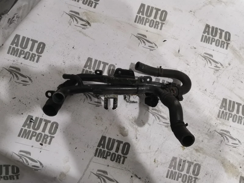 Трубка системы охлаждения Audi A3 2005 06F121058 8P AXX