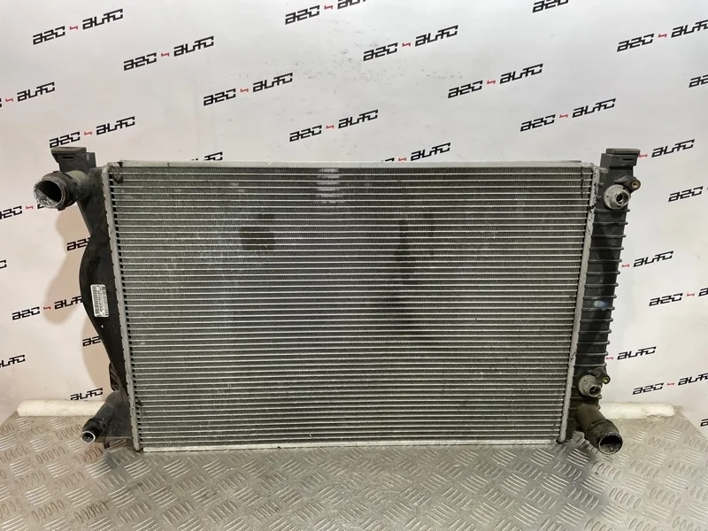 Радиатор охлаждения двигателя Audi A6 4F0121251AF C6