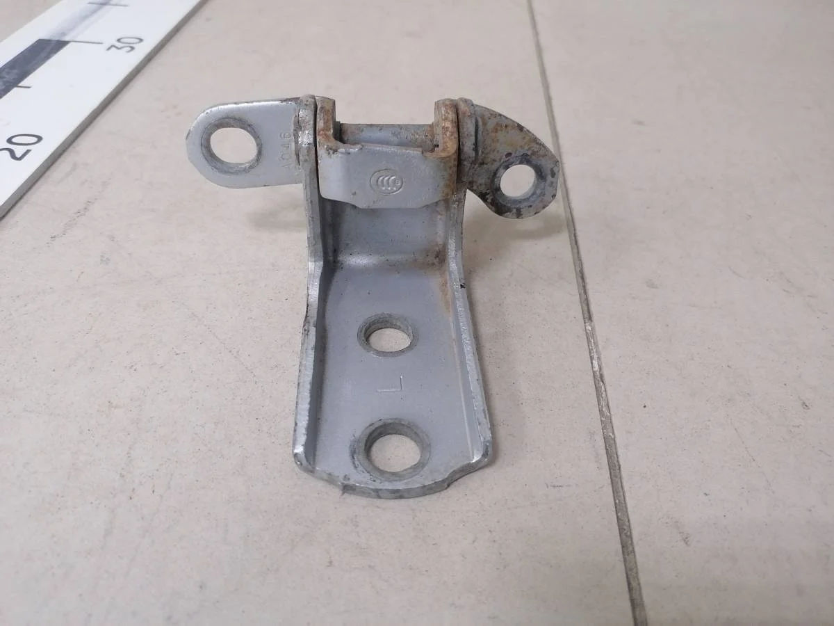 Петля двери задней левой нижняя Toyota Yaris P90 2005-2011