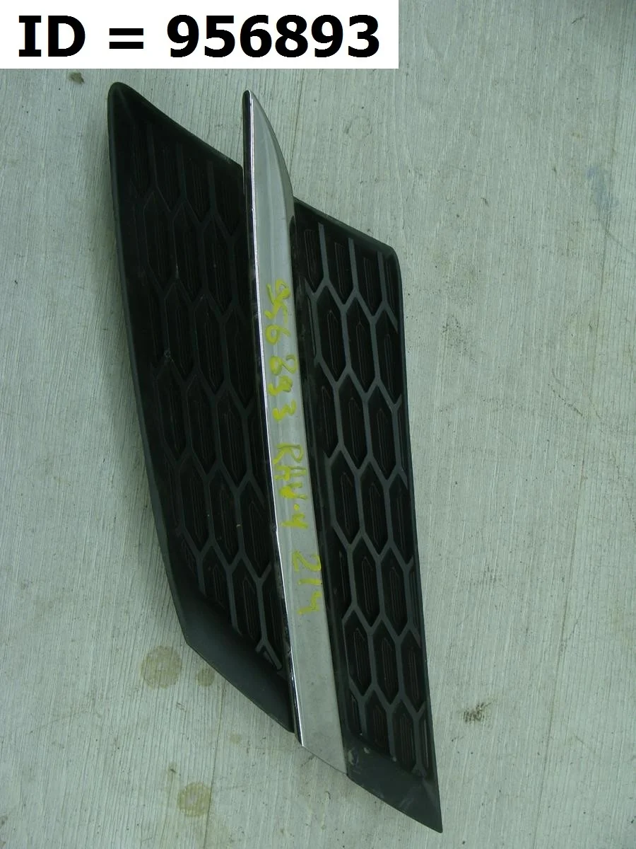 Решетка радиатора левая Toyota RAV4