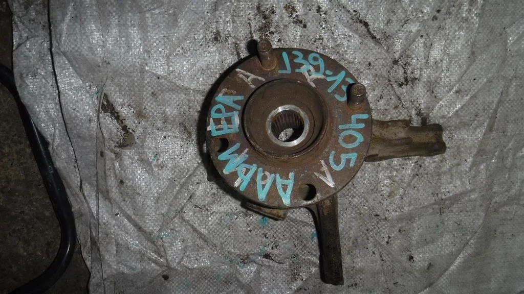 Кулак поворотный передний левый Nissan Almera (N16) 2000-2006