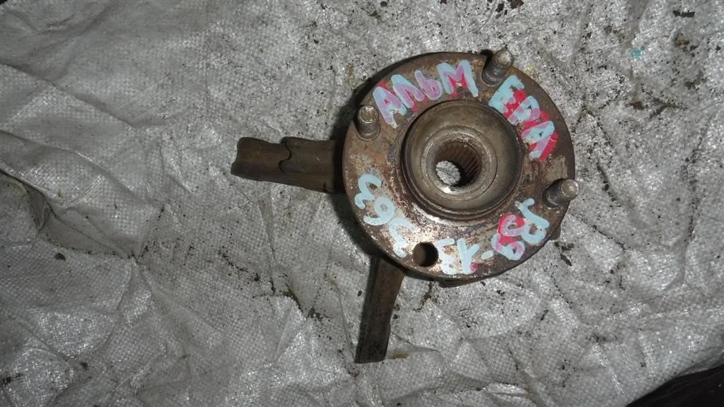Кулак поворотный передний правый Nissan Almera (N16) 2000-2006