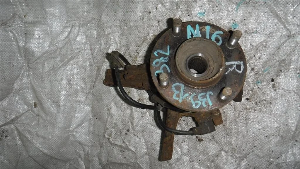 Кулак поворотный передний правый Nissan Almera (N16) 2000-2006