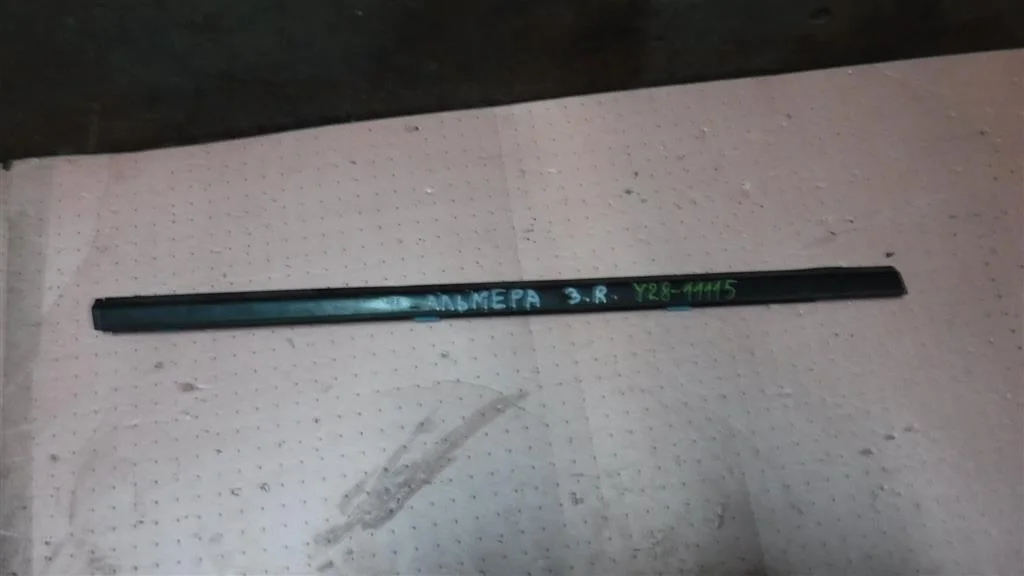 Накладка стекла заднего правого Nissan Almera (N16) 2000-2006