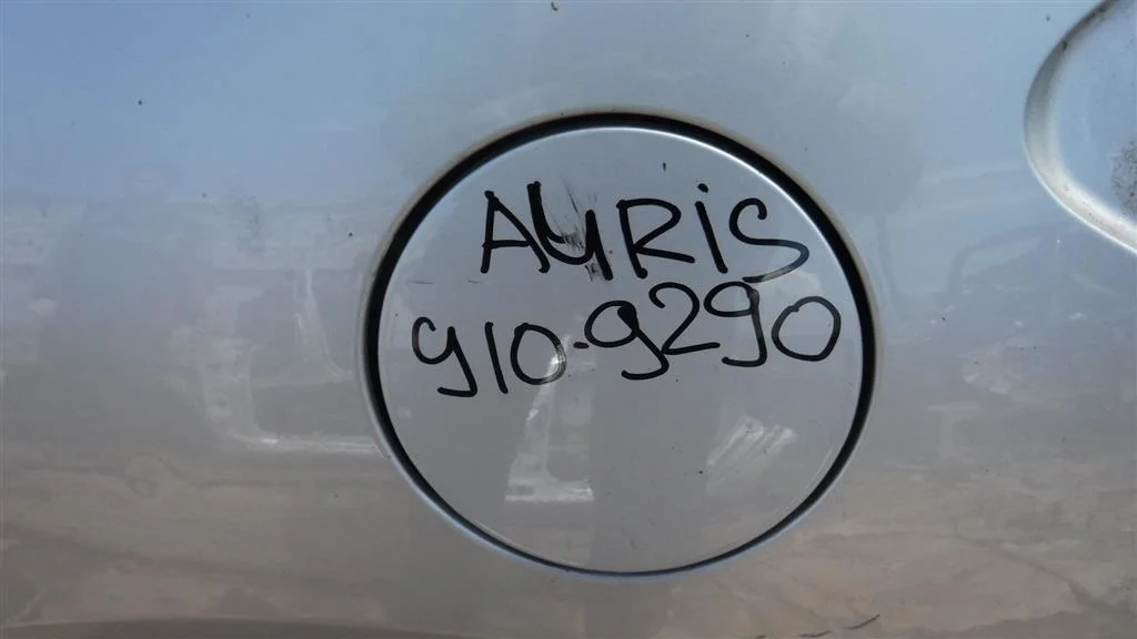Лючок бензобака Toyota Auris (E150) 2006-2012