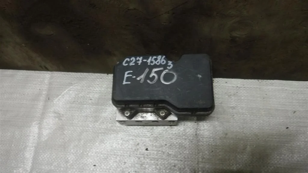 Блок ABS (насос) Toyota Corolla (E150) 2006-2013