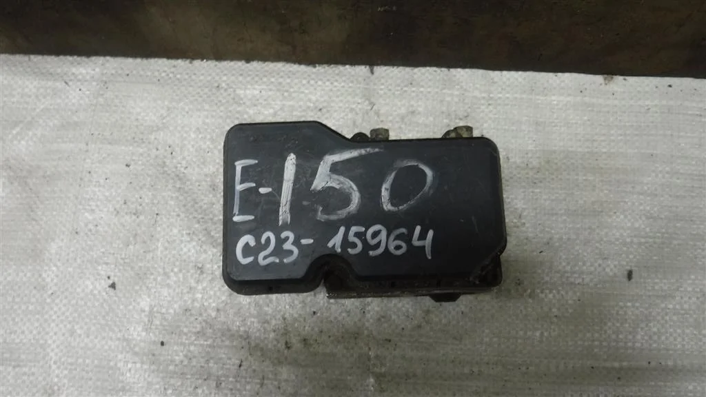 Блок ABS (насос) Toyota Corolla (E150) 2006-2013