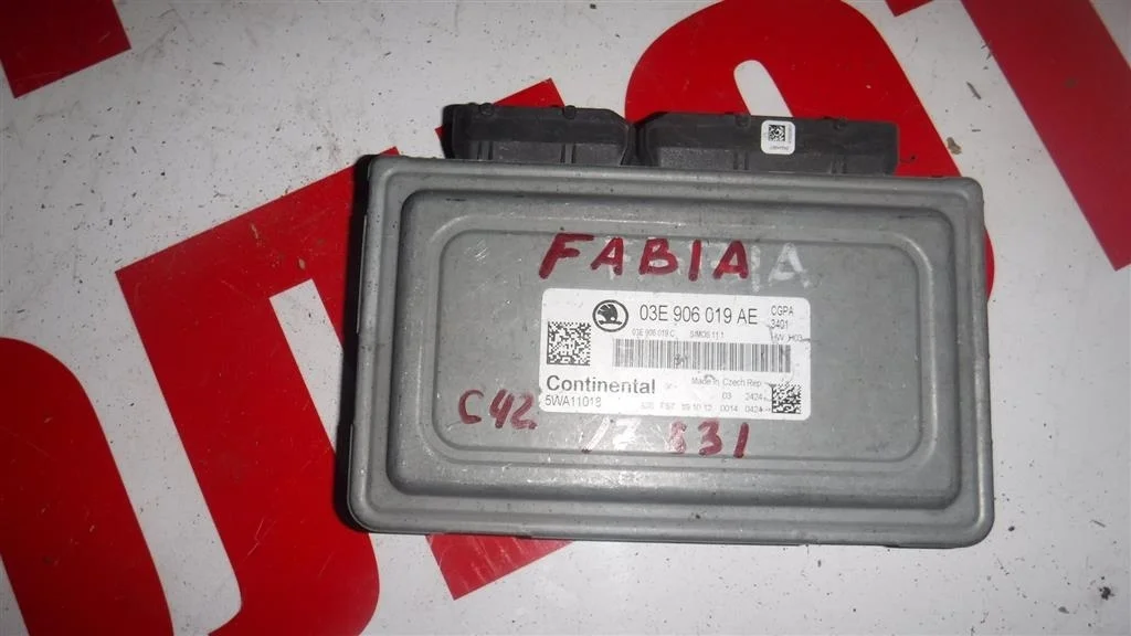 Блок управления двигателем Skoda Fabia II (5J) 2007-2014