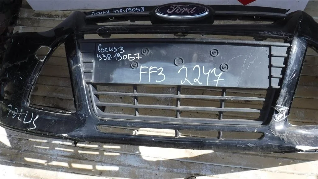 Решетка в бампер центральная Ford Focus III 2011-2018