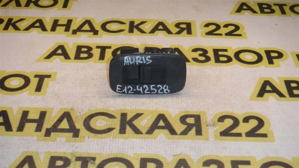 Кнопка стеклоподъемника Toyota Auris E150 (2006—2010)