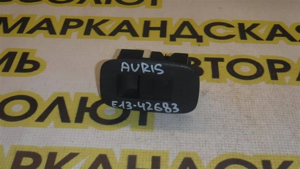 Кнопка стеклоподъемника Toyota Auris E150 (2006—2010)