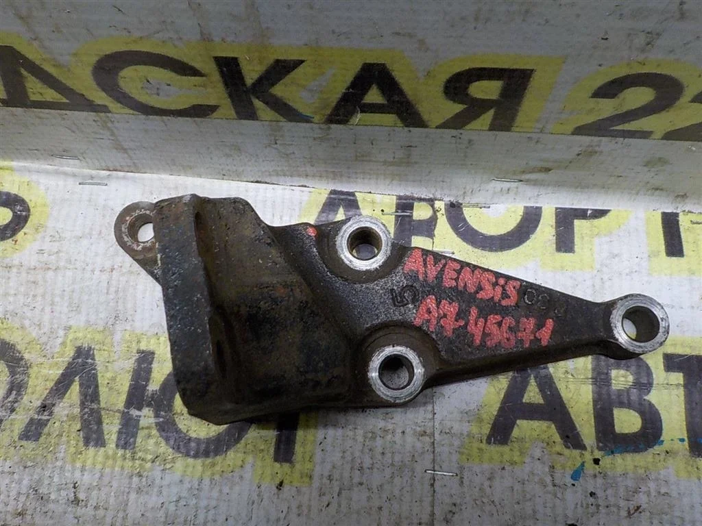 Кронштейн двигателя правый Toyota Avensis T250 (2003—2006)