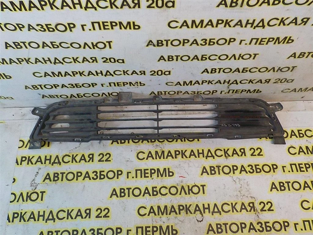Решетка в бампер центральная Mitsubishi Outlander (GF) 2012-2021