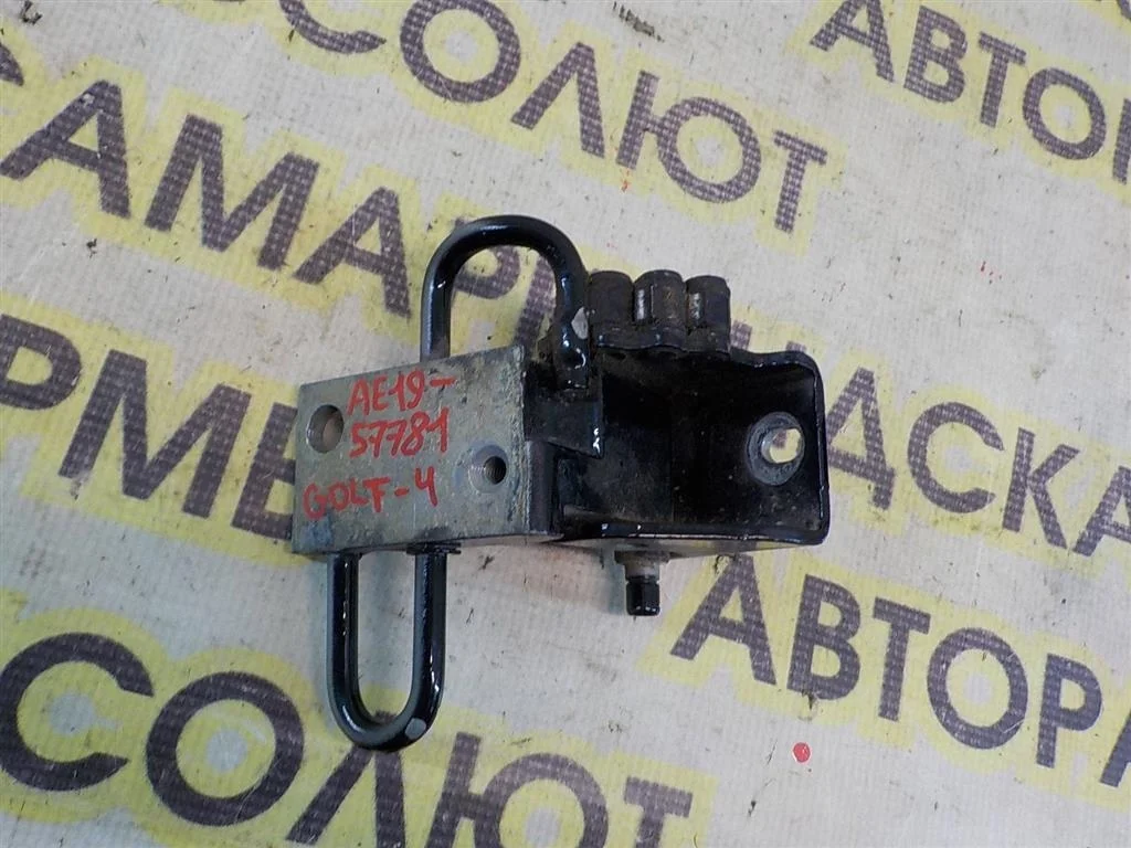 Петля двери передней левой нижняя Volkswagen Touareg I (7L) 2002-2010