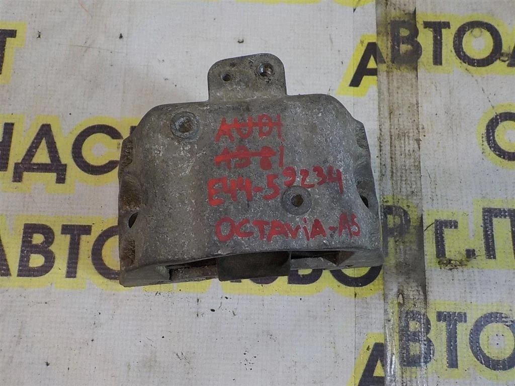 Опора двигателя правая Skoda Octavia I рестайлинг (2000—2011)