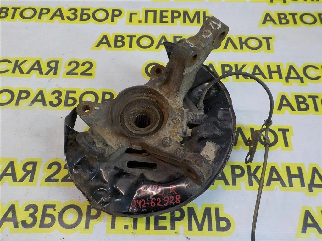 Кулак поворотный передний правый Toyota Corolla (E120) 2000-2007