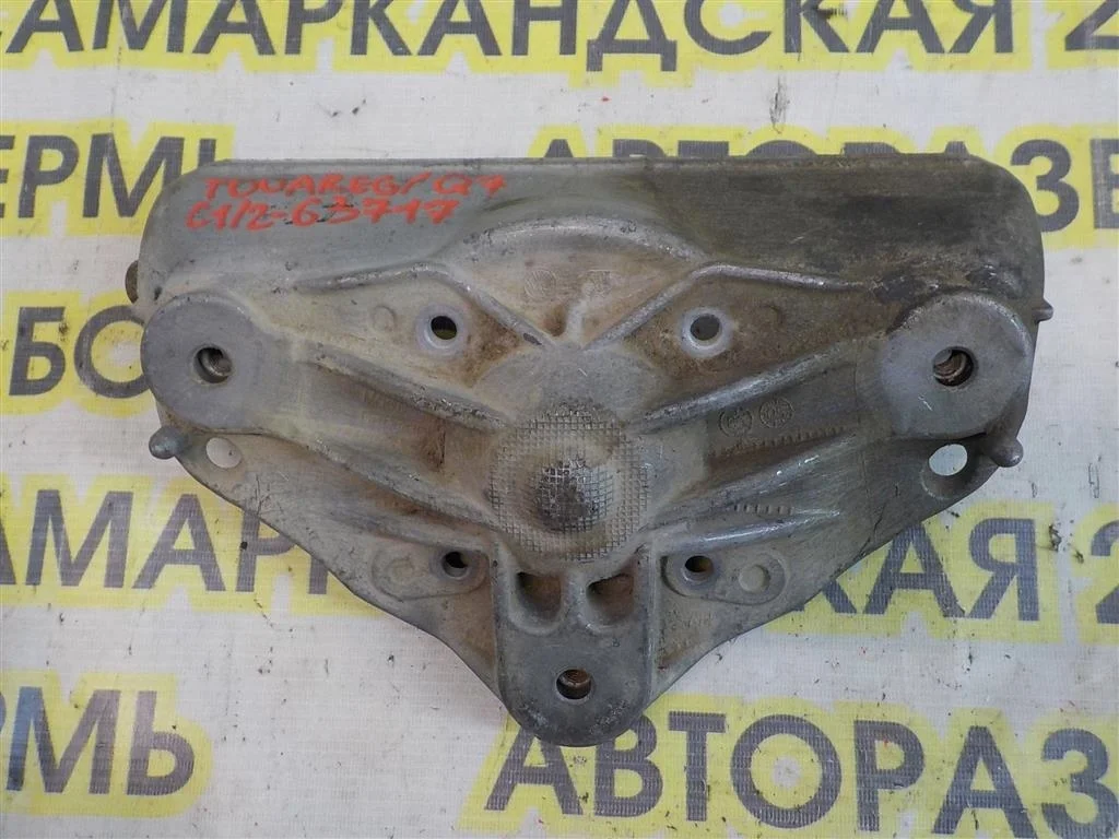 Кронштейн амортизатора Volkswagen Touareg I (2002—2006)