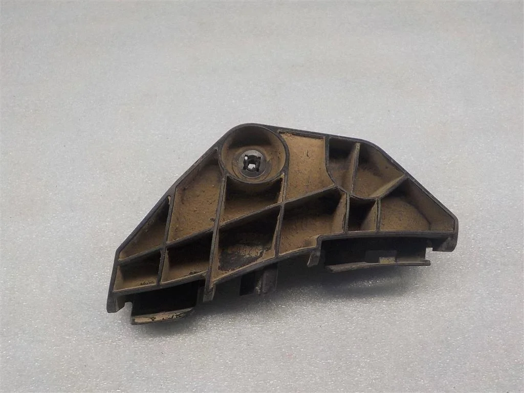 Кронштейн заднего бампера правый Toyota Corolla (E150) 2006-2013