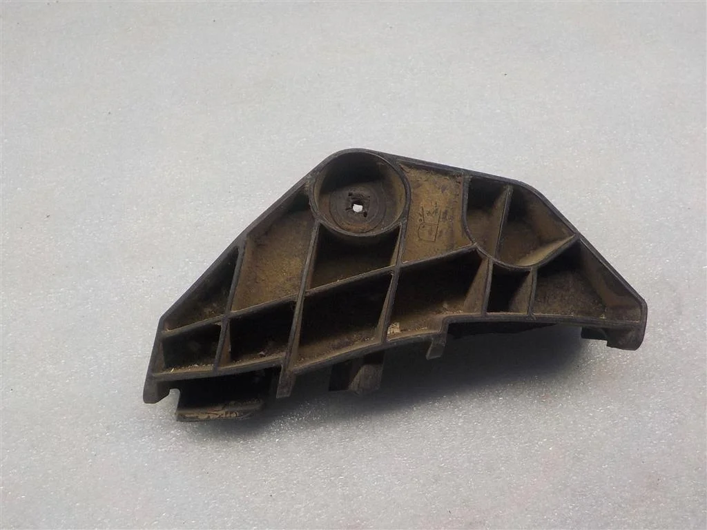Кронштейн заднего бампера правый Toyota Corolla (E150) 2006-2013