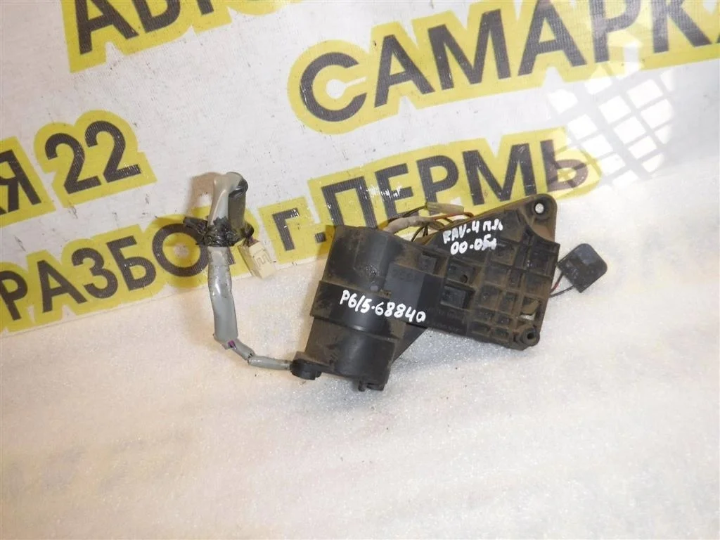 Кронштейн зеркала левого Toyota RAV4 (XA20) 2000-2005