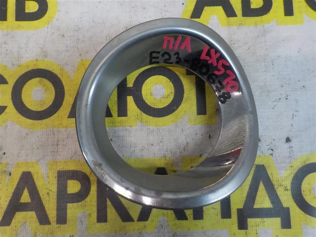 Рамка противотуманной фары левой Lexus LX 450d/570 2007>